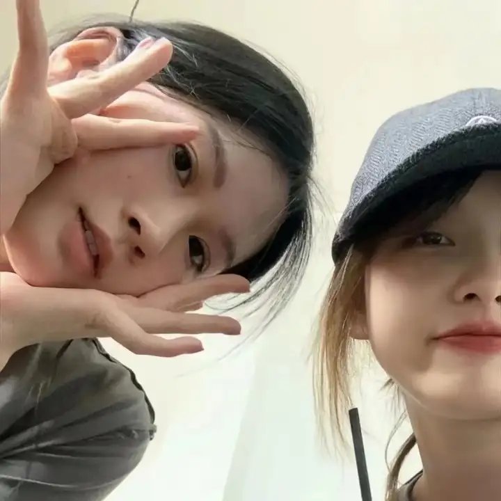 穿黄睡衣的女孩